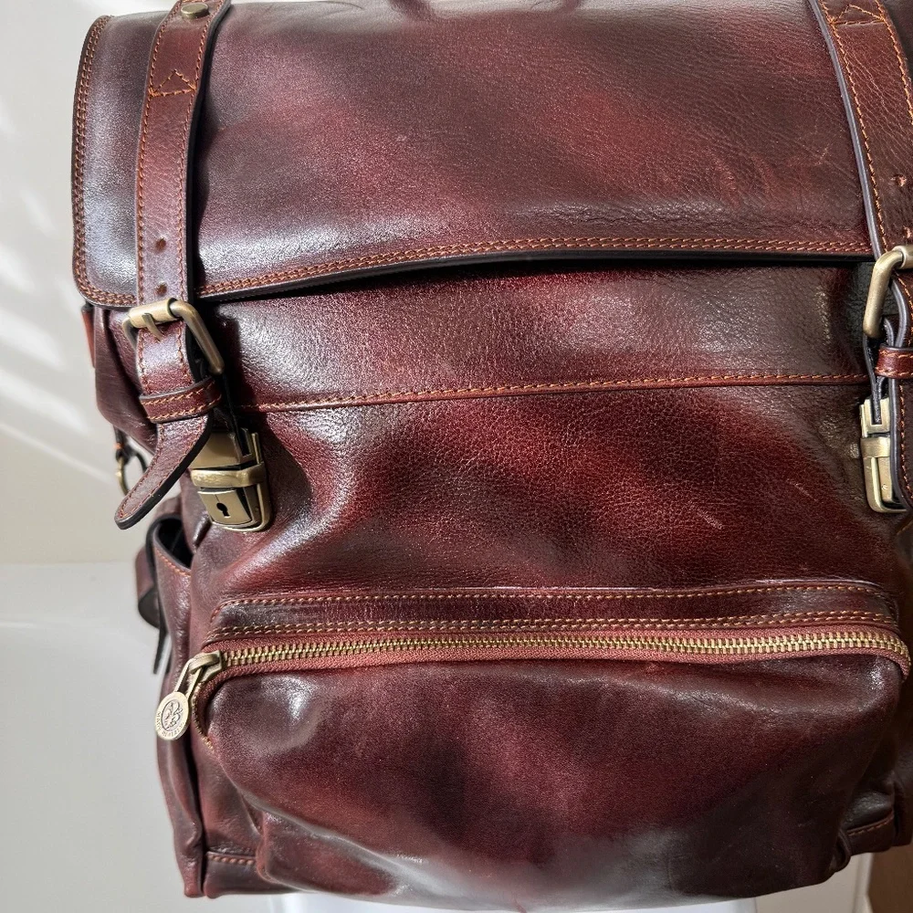 Artisan Craftsmanship made in Italy. Full Grained Leather backpack.